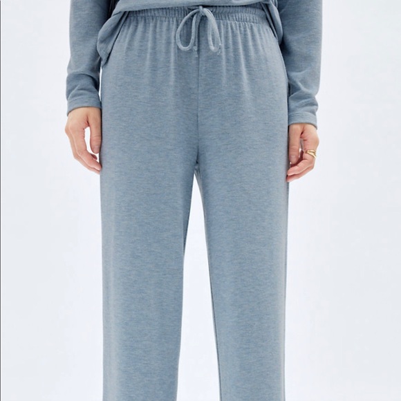 Aritzia- Wilfred Free - Free Lounge Cropped Sweatpant - Picture 2 of 4